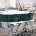 以多片平板的原料拼接出圓弧面，組合過程極需耐心及專業(yè)度，利用不同角度達成建築空間理想的曲面，最後拋光打磨讓表面呈現(xiàn)光滑的質(zhì)感。