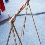 「上樑」指安裝建築物屋頂最高的大樑，代表著結(jié)構(gòu)體的完成，現(xiàn)代的建築物把鋼筋水泥蓋到最頂層，準(zhǔn)備最後的灌漿時(shí)，以「金色鋼筋」為象徵來舉行上樑儀式。