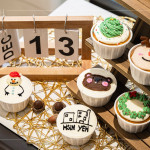 初次舉辦的DIY烘焙活動(dòng)，杯子蛋糕化身成雪人、馴鹿與綠色花圈，也悄悄融入新業(yè)的溫暖陪伴，攜手共渡週末午後時(shí)光。