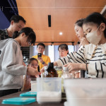 協(xié)力進(jìn)行秤量、分裝，過程充滿參與感及合作的溫度，從一開始就帶著共同完成的意義，成為這場 DIY 體驗(yàn)最真實(shí)的基底。