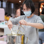 攪拌麵糊的步驟需要多次分段進(jìn)行，從奶油打發(fā)的蓬鬆度、麵糊拌合的手感，到每一道步驟對(duì)時(shí)間與比例的掌握，都是經(jīng)驗(yàn)與專注的累積。