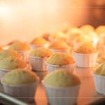 一顆顆圓潤的蛋糕在烤箱中緩緩膨起，尚未裝飾的素樸模樣，為接下來的創(chuàng)意留下空白，鋪墊一段即將展開的甜美想像。