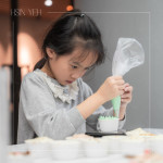 小小雙手緊握擠花袋，細(xì)心為杯子蛋糕擠上糖霜，手作成了最甜的學(xué)習(xí)，悄悄留下屬於成長與節(jié)日的美好回憶。