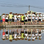 秧苗人手一塊，準(zhǔn)備下田吧。