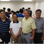 參加民眾與林世堂博士(左二)、新業(yè)建設(shè)穆椿松榮譽(yù)董事長(右三)、卓勝隆董事長(左三)、簡福榮總經(jīng)理(右二)、邱正光副總經(jīng)理(右一)合影留念。