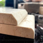 不同角度的處理除了影響外觀風(fēng)格，也兼具實用性與安全性，例如圓弧邊能降低碰撞風(fēng)險，而斜切邊則突顯設(shè)計感，符合多樣空間需求與美學(xué)考量。