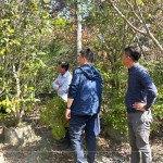 新業(yè)建設(shè)簡福榮總經(jīng)理(左一)與吳志輝建築師(中)，親赴彰化田尾，尋找羅漢松、烏臼、櫸木、楓樹等合適樹種。