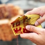 心中滿懷期盼與感恩，將此份心意挾帶著一疊疊金紙，焚化成縷縷煙霧上傳天聽，為上樑儀式畫下句點(diǎn)。