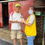 「送便當(dāng)囉！」這不僅是一個單純的送餐服務(wù)，過程中提供關(guān)懷、傳遞訊息，最終目的是希望長輩們能健康生活。