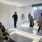 啟發(fā)自古代炕區(qū)及卡通龍貓豆豆龍掉進(jìn)洞穴的靈感，現(xiàn)場(chǎng)來賓迫不及待體驗(yàn)這奇妙之交誼廳空間！