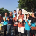 新業(yè)大家長(zhǎng)──卓勝隆董事長(zhǎng)(左二)與21K同仁跑者開心合影，大夥兒笑容比晨光更加燦爛！