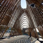 中央竹拱圈層疊出10公尺高，象徵守護臺灣的中央山脈，臺中花博於11月3日開幕。圖／竹籟文創(chuàng)