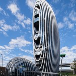 南港辦公大樓「砳建築」入圍2018 WAF「辦公大樓類」，以基隆河鵝卵石為設計靈感，目前是臺灣獨一無二弧型水晶建築，Aedas 全球設計董事 Dr. Andy Wen（溫子先）設計。圖／WAF