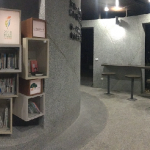 夜晚書席增設(shè)燈光，提高夜間民眾使用之頻率，搭配吧檯桌面及高腳椅可以輕鬆享受閱讀之悠閒。