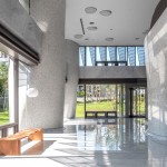 曲牆、曲柱的元素揉入結構體，讓我們的五感隨之延伸，甚至跟著建築的毛孔一同通透呼吸－新業(yè)觀峰 完工實景圖。