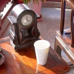 古崗樓內(nèi)，我們?cè)诠哦乡姷南喟橄?，品嘗著乳酪蛋糕共度午茶時(shí)光。稍微歇歇腿，為四處走透透的行程暫時(shí)畫(huà)下逗點(diǎn)，小憩一會(huì)繼續(xù)啟程！