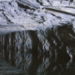 由人工鑿就的翟山坑道，是八二三砲戰(zhàn)期間的戰(zhàn)事要地，負(fù)責(zé)運(yùn)送、容納42艘船，巨長(zhǎng)的坑道簡(jiǎn)直是鬼斧神工！