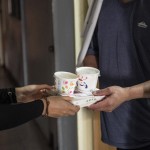 伸出一雙關(guān)懷的手，現(xiàn)做熱騰騰的飯包，也彷彿一道暖流流進(jìn)彼此心裡。