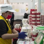 「900個(gè)熱騰騰的飯包」，甘霖基金會需依照每位長輩的飲食需求、身體狀況來客製化營養(yǎng)均衡的餐點(diǎn)。