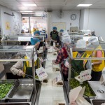 清晨六點(diǎn)半，廚房內(nèi)的志工開始各就各位，前處理區(qū)、烹調(diào)區(qū)、備餐區(qū)等，我們也站在輸送臺旁、各自的崗位上，依照各長輩的飲食需求配膳及調(diào)整菜量，與時(shí)間賽跑，好讓每天熱騰騰的飯包準(zhǔn)時(shí)送達(dá)。