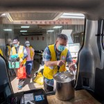 新業(yè)與志工大哥們一同將湯桶、保溫袋提上後車箱，分送約900個(gè)便當(dāng)至大臺中各地區(qū)的獨(dú)居長者家中。我們與時(shí)間賽跑，兵分廿一路到各個(gè)指定點(diǎn)與補(bǔ)給站。 