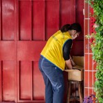 「阿嬤不在家，應(yīng)該是出門撿回收還沒回來吧!」沒看見熟悉的人影，志工將便當(dāng)放進(jìn)一旁的紙箱保溫，也期待著下次串門與阿嬤聊天。