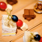 在多種酒款之間，佐以小食－炭烤燻雞三明治、帕馬森起司串、生巧克力與焦糖堅(jiān)果塔，輕巧口感不搶味蕾，享受著愉快舒心的美好食光。