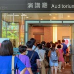 活動(dòng)開(kāi)始前，講廳外已聚集長(zhǎng)長(zhǎng)人龍，一睹馮翊綱老師精采的演說(shuō)魅力。