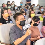 家族、粉絲們踴躍提問(wèn)，老師的幽默回應(yīng)，讓現(xiàn)場(chǎng)氣氛輕鬆歡愉。