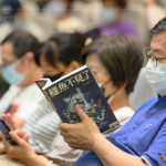 相聲瓦舍笑中帶淚的2022年度大戲《鱷魚(yú)不見(jiàn)了》劇本，讓人止不住高亢的笑聲，也令人在靜思時(shí)細(xì)細(xì)品味。