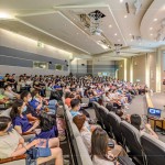 偌大的會(huì)場(chǎng)，不到一會(huì)兒時(shí)間，早已座無(wú)虛席。