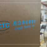 新業(yè)職人團(tuán)隊(duì)來(lái)到位於桃園的第三方測(cè)試單位 兆立科技風(fēng)雨實(shí)驗(yàn)室，把關(guān)氣密窗的風(fēng)雨性能測(cè)試，符合國(guó)際規(guī)範(fàn)，在數(shù)據(jù)結(jié)果更具正確性與公信力。