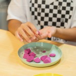 用雙手揉搓火龍果粉圓，每一顆都擁有手工製作的獨特感，期待成品端上桌的那一刻。