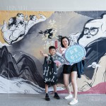 等待進場的時間裡，與家人共同合影留念，記錄下這美好的時刻。