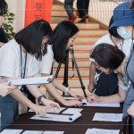 於新業(yè)建設(shè)專屬領(lǐng)票處，仔細與住戶核對資料及票卷，讓住戶可以安心地入場觀影。