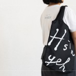 入場前，致上新業(yè)客製環(huán)保購物袋，實用又美觀的設(shè)計，共享環(huán)保，輕鬆袋著走。