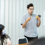 由甘霖基金會-楊子賢主任與新業(yè)同仁分享送餐服務(wù)的初衷與目的，期許當(dāng)天的志工體驗?zāi)芨钋械倪M(jìn)行，共同傳遞真誠與關(guān)懷。