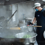 早上六點開始，中央廚房與志工著手備餐，馬不停蹄的來回穿梭，從打菜到分裝都與時間賽跑著，每個流程都是滿滿的真心與付出。