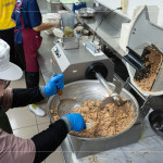 牙口不好的長輩們，需將餐食絞碎到適合入口的程度，確保每一口都能安心吞嚥，不只是備餐上的用心，更是對長輩健康與尊嚴(yán)的守護(hù)。