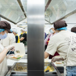 新業(yè)同仁走進(jìn)「甘霖基金會」廚房，用雙手盛裝關(guān)懷，將一份份餐點化作支持與陪伴，傳遞到每位長輩餐桌上。