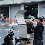 當(dāng)天即使下著雨，送餐也不停歇，志工們騎車或開車穿梭在巷弄間，每次啟程都是一份責(zé)任，確保每位在家中等候的長輩，安心享用餐點。