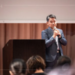 新業(yè)建設邱正光副總經(jīng)理帶領新業(yè)職人團隊，透過說明會與住戶對話，展現(xiàn)公司對客戶溝通的高度重視與責任感。