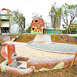 1樓戶外由日籍大師設(shè)計(jì)，遊樂場(chǎng)結(jié)合藝術(shù)及在地特色。