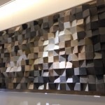 家藝品，彰顯妳低調(diào)奢華的藝術(shù)品味，一幀立體木方造型作品，不規(guī)則的排列組合，不論是進(jìn)入轉(zhuǎn)角，或轉(zhuǎn)出走道，都能看見不同角度的精彩