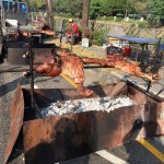 離終點(diǎn)2K處，竟然看到一整隻的烤乳豬！陣陣撲鼻的肉香真讓人垂涎！