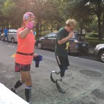 讓所有人感動(dòng)的一張照片，即使雙腳不完美但依然堅(jiān)持著挑戰(zhàn)跑10K的距離，
對(duì)運(yùn)動(dòng)的熱愛與初心讓人由衷感佩！     
