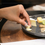 觸覺先行，透過指尖最直覺的傳遞每款乳酪的質(zhì)地，品味乳酪不只是「吃」的動作，更是五感的交響。